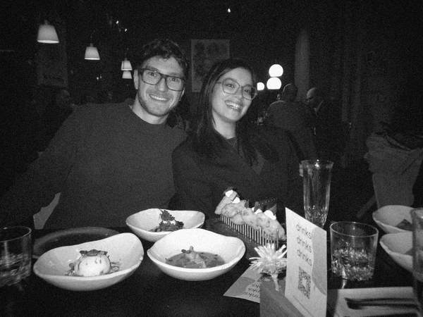 Layla y Dominik cenando