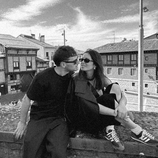 Layla y Dominik sentados en un muro
