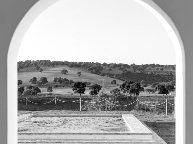 Vista de la piscina y el campo