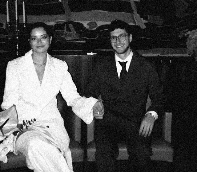 Layla y Dominik sentados en un sofá